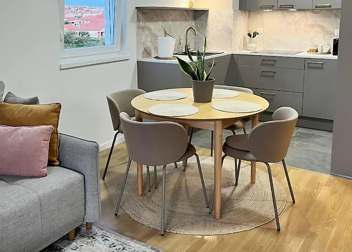 By Mare Free Garage Parking *