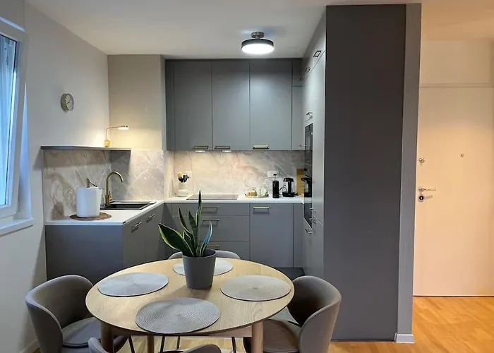 By Mare Free Garage Parking *